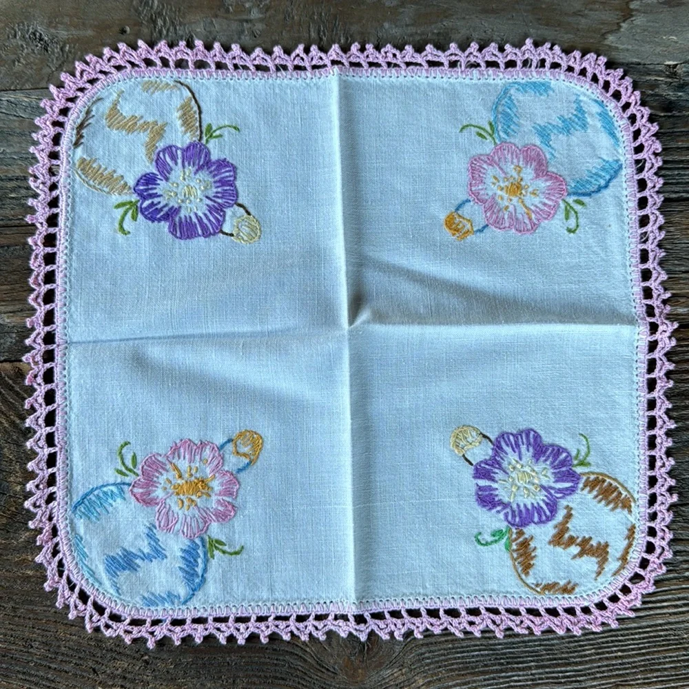 Bundle linen embroidered table runner and crochet trimmed hankey EVC‎